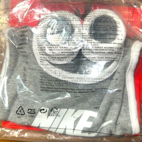 Brand New in wrapper Nike Baby Bib and Booties size 0-6 Months - Picture 1 of 3
